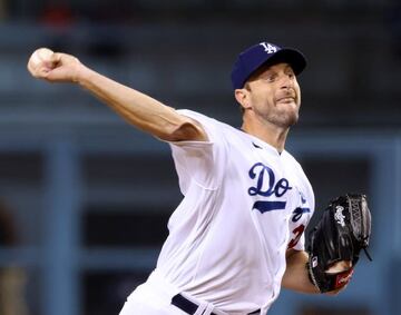 LOS ANGELES, CALIFORNIA - SEPTEMBER 29: Max Scherzer #31 of the Los Angeles Dodgers pitches during the first inning against the San Diego Padres at Dodger Stadium on September 29, 2021 in Los Angeles, California. Harry How/Getty Images/AFP == FOR NEWSP